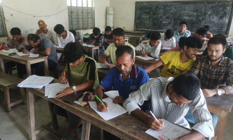 ঝলম উচ্চ বিদ্যালয় ও কলেজ । প্রশিক্ষণ শেষে পরীক্ষা চলছে।